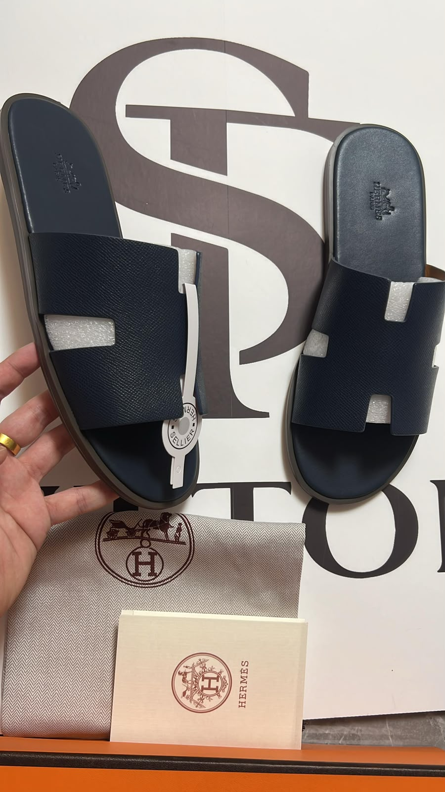 Sandálias Hermès Izmir conferidas antes do envio