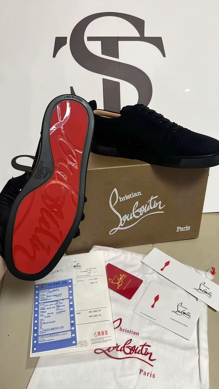 Christian Louboutin conferido antes do envio