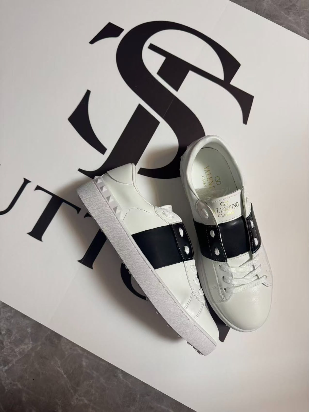 Valentino Open sobre o material SUTTON