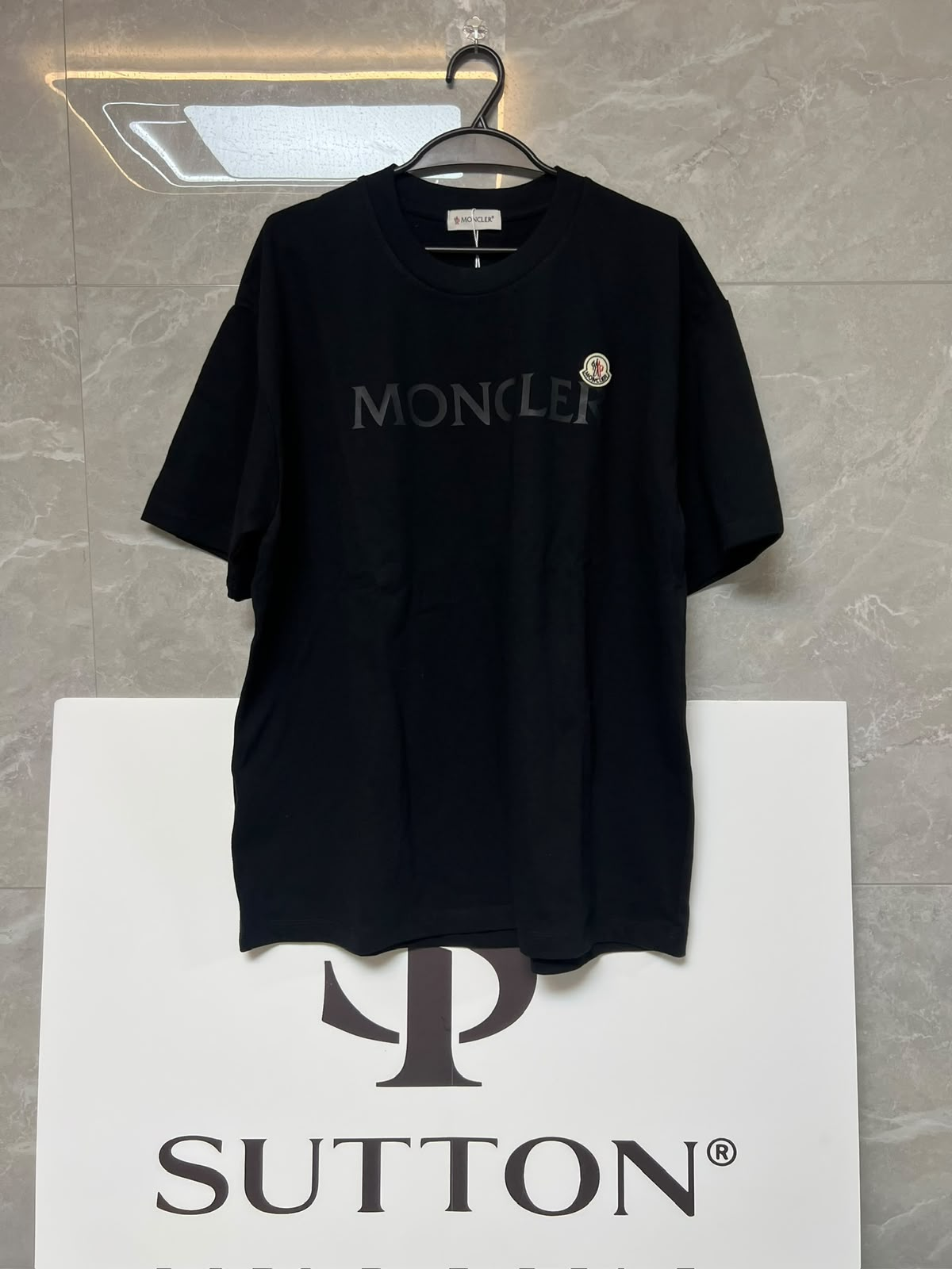 Camiseta Moncler conferida antes do envio